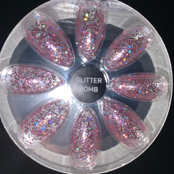 24 nails with glue - Picture 2 of 3